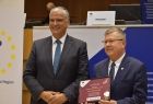 Marszałek Witold Kozłowski odbiera nagrodę w Brukseli