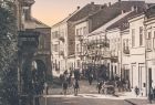 Archiwalne zdjęcie ulicy 3 Maja w Gorlicach - kamienice, ludzie oraz obiekty z epoki
