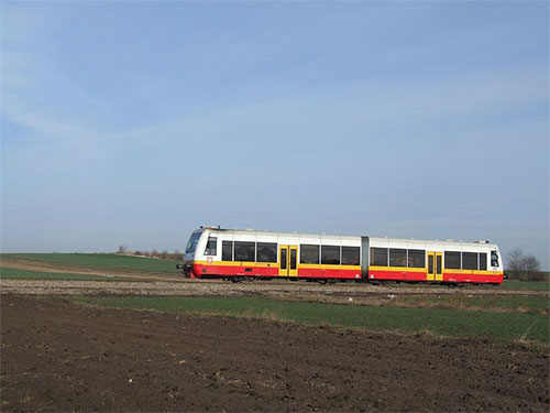 Zdjęcie przedstawia pociąg serii SA109 w czasie przejazdu